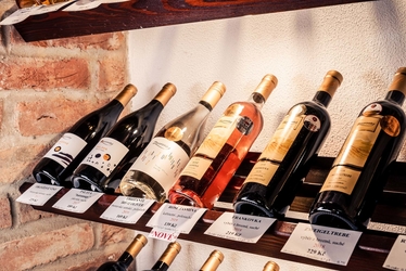 Vybírejte z kompletního sortimentu našich vín za domovské ceny.
